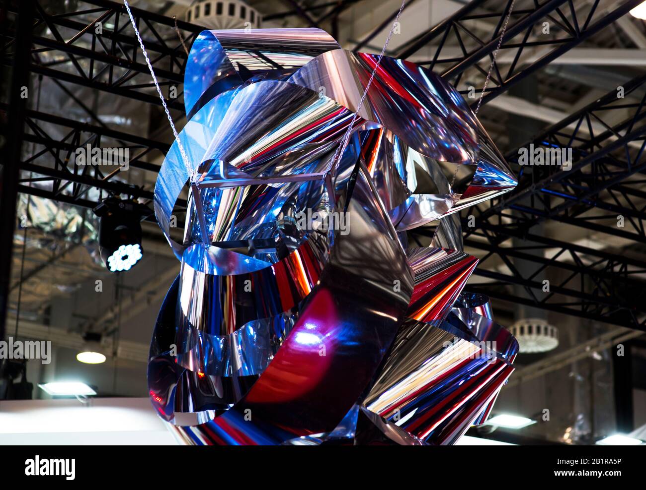 Mazzo di palloni in Mylar blu e giallo con parete arancione Foto Stock