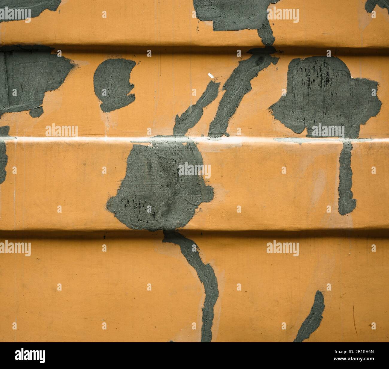 Vecchia parete con un patch di stucco vicino. Foto Stock