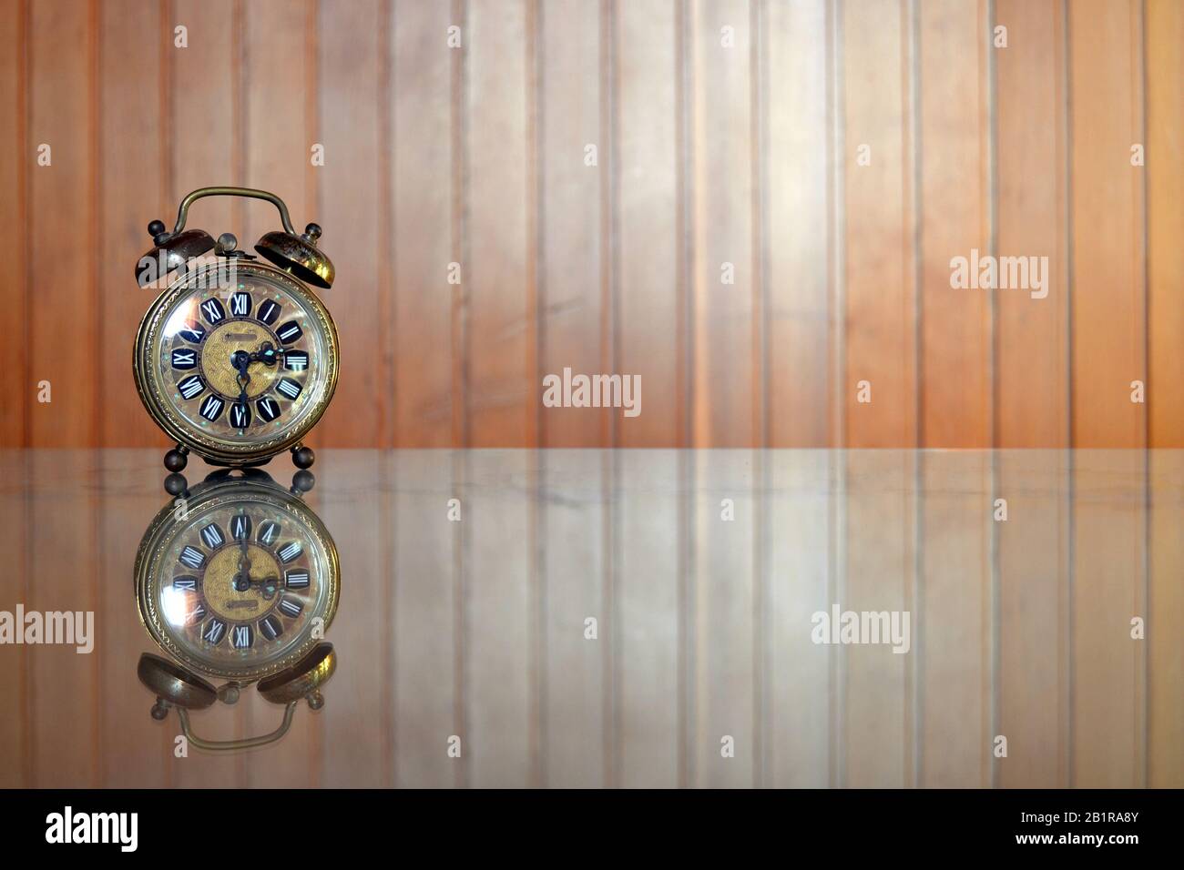 Orologio vintage marrone sul lato sinistro. Foto Stock