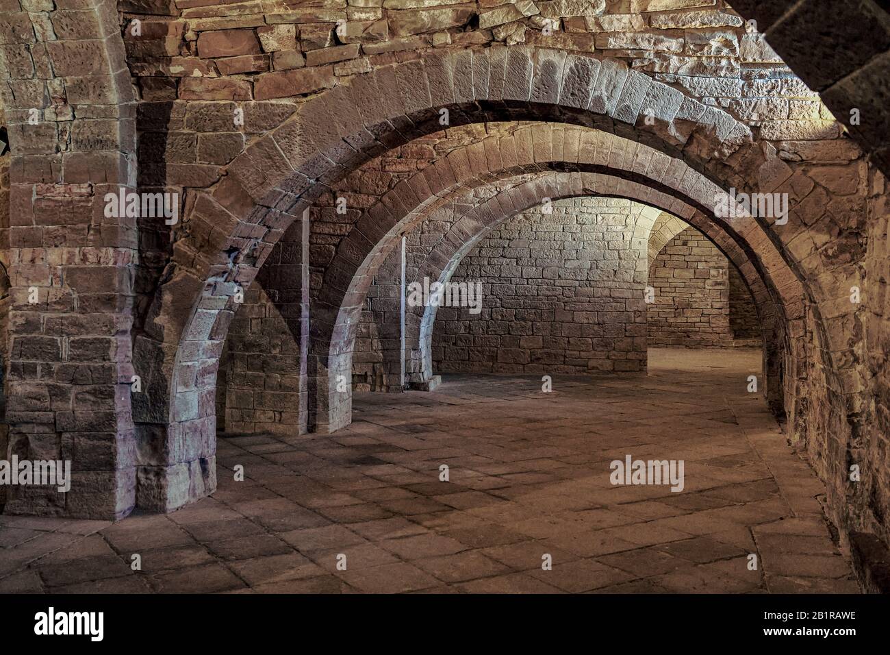 Sala comune del monastero San Juan de la Peña, camera da letto dei monaci ricostruita nel 11th secolo, la Jacetania, Huesca, Aragona, Spagna, Europa Foto Stock