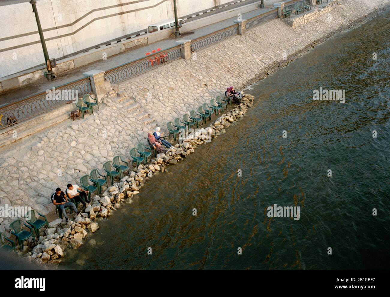 Travel Photography - persone che si rilassano sulle rive del fiume Nilo nel centro del Cairo in Egitto in Nord Africa. Wanderlust Foto Stock