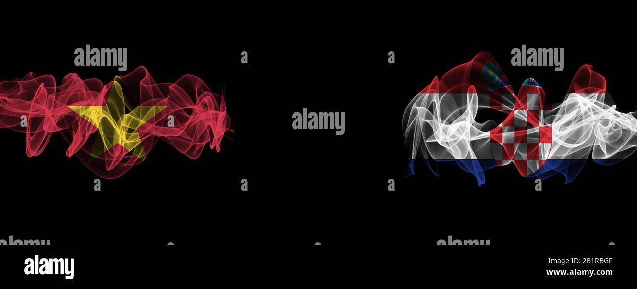 Bandiere di Vietnam e Croazia su sfondo nero, Vietnam vs Croazia Smoke Flags Foto Stock