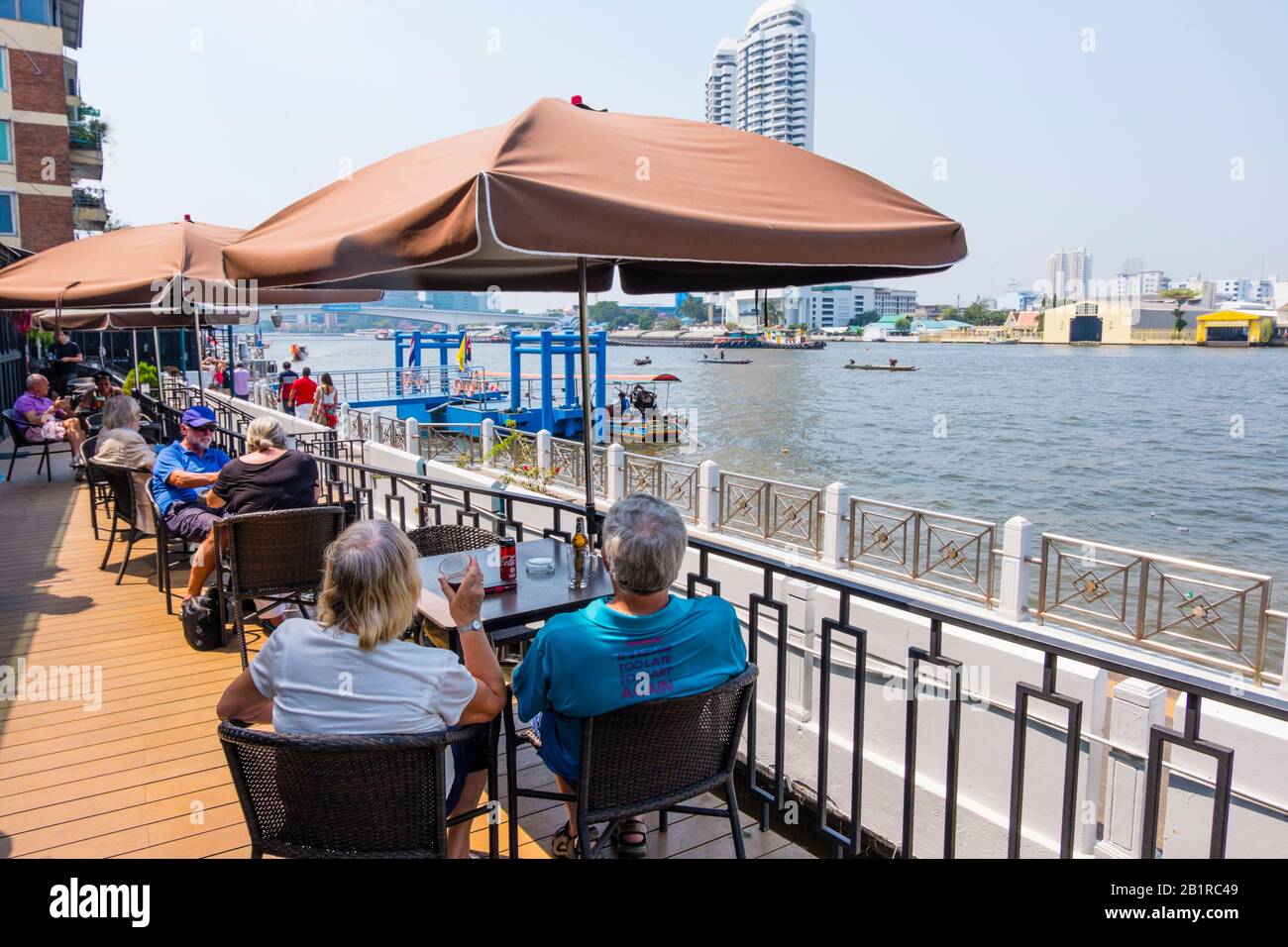 Coco Chaophraya, bar e ristorante, con vista verso il fiume Chao Phraya, Banglamphu, Bangkok, Thailandia Foto Stock