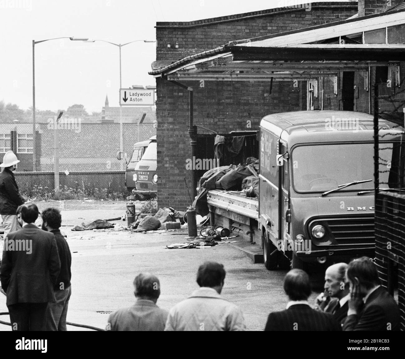 Mail litters la baia di carico in un ufficio postale distretto di smistamento a Hockley, Birmingham, dopo una lettera bomba esplosa. Foto Stock