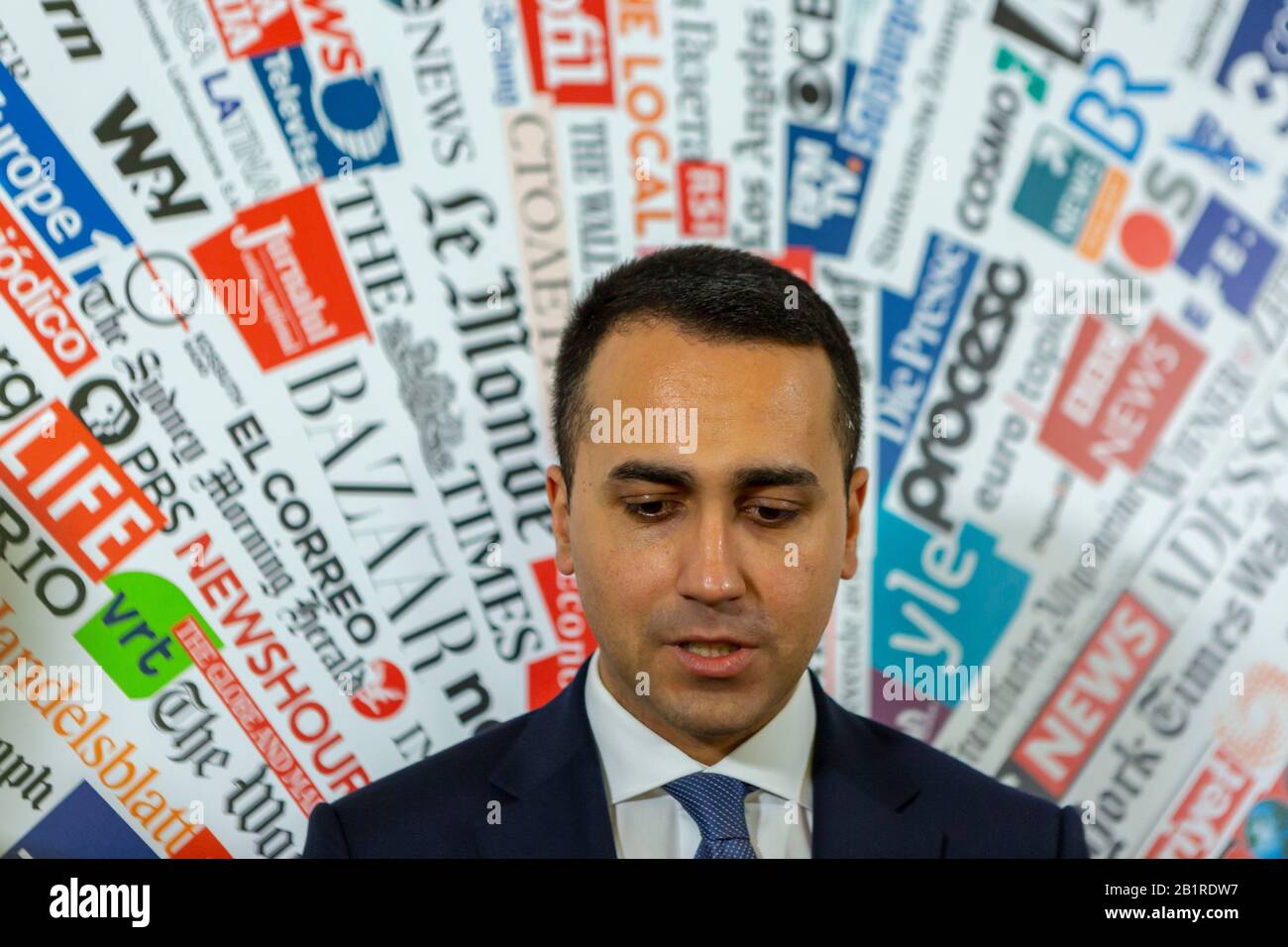 Roma, Italia. 27th Feb 2020. Il Segretario agli Esteri italiano Luigi di Maio partecipa a una sessione di domande e risposte alla stampa straniera riguardo alla risposta dell'Italia all'attuale epidemia di Coronavirus Covid-19 nel paese dove ci sono ora più di 400 casi confermati Credit: Stephen Bisgrove/Alamy Live News Foto Stock