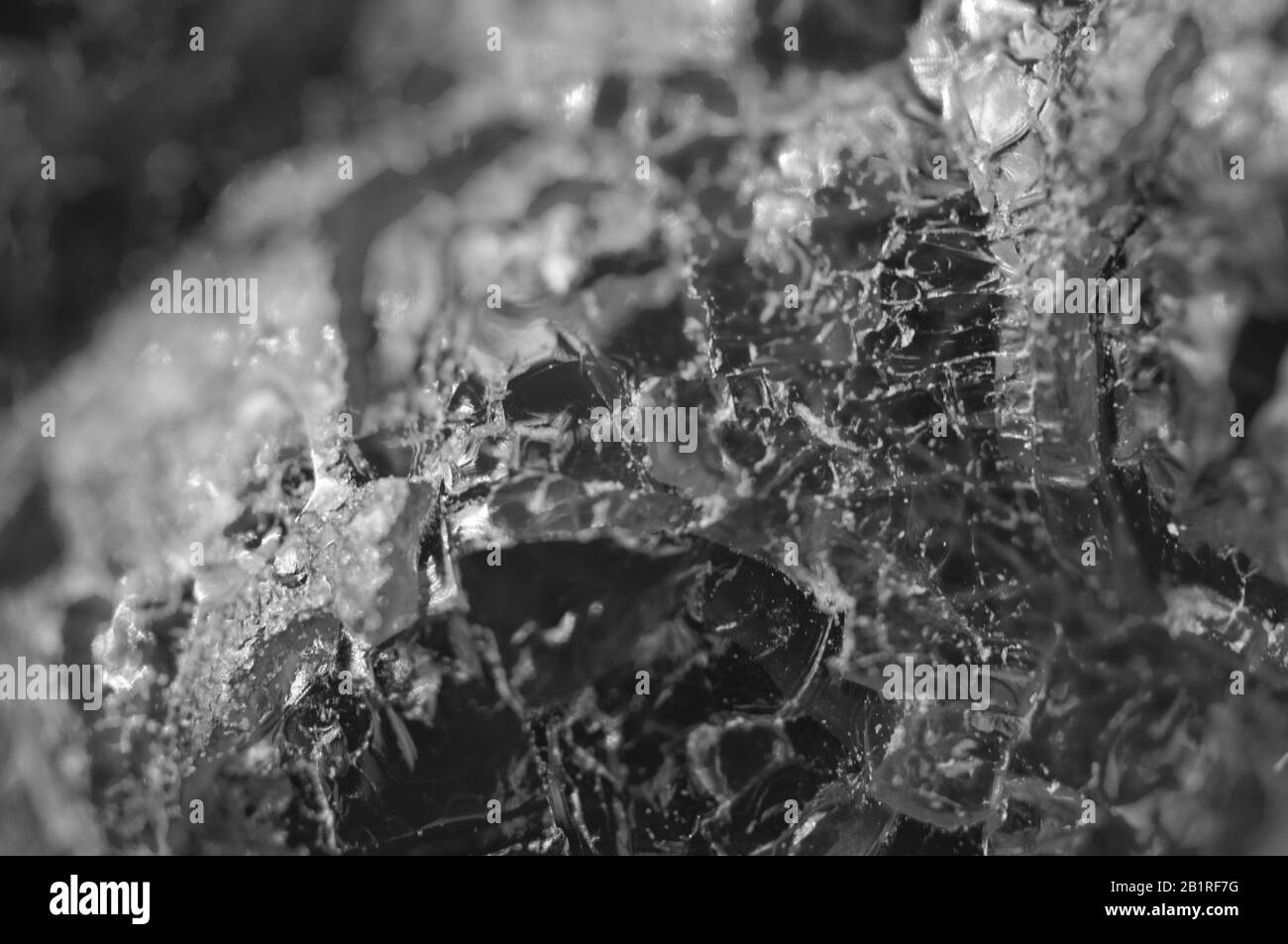 Foto in bianco e nero, texture dal cristallo naturale. Macro. Sfondo astratto. Foto Stock