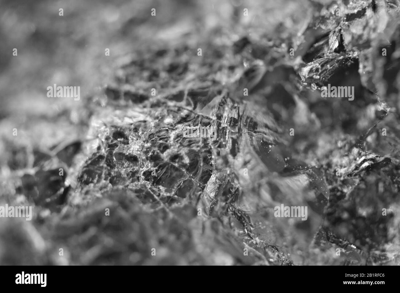 Foto in bianco e nero, texture dal cristallo naturale. Macro. Sfondo astratto. Foto Stock