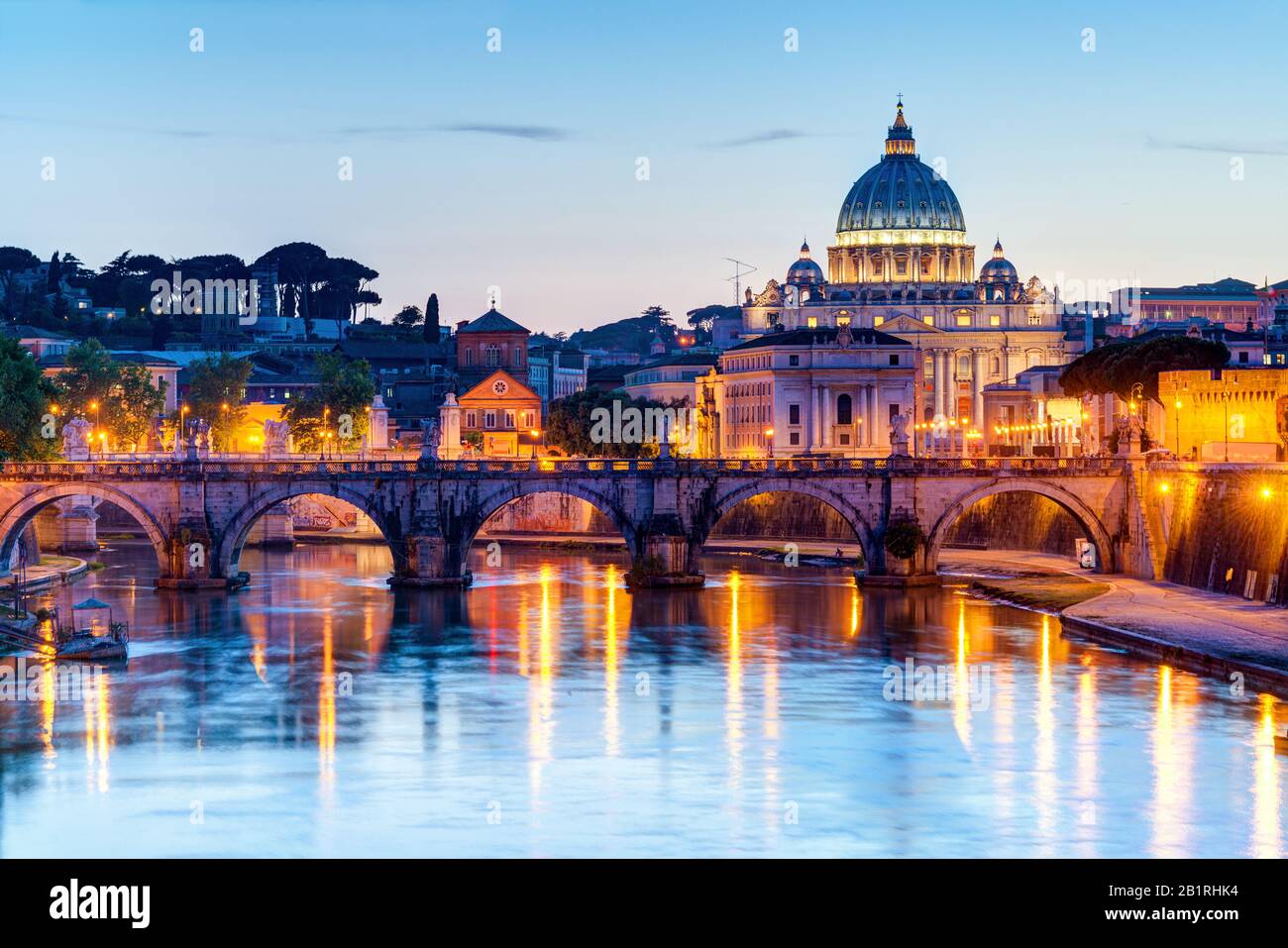 Vista notte presso la cattedrale di San Pietro a Roma, Italia Foto Stock