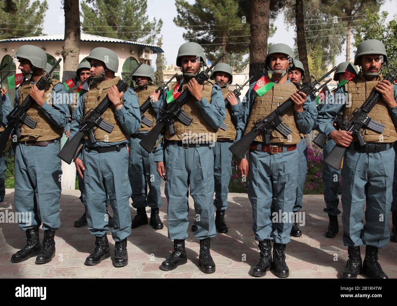 Lashkar Gah. 27th Feb, 2020. I membri della forza di sicurezza afgana partecipano a un evento per celebrare la Giornata Nazionale Delle Forze Armate a Lashkar Gah, capitale della provincia di Helmand, Afghanistan meridionale, 27 febbraio 2020. Credit: Abdul Aziz Safdari/Xinhua/Alamy Live News Foto Stock