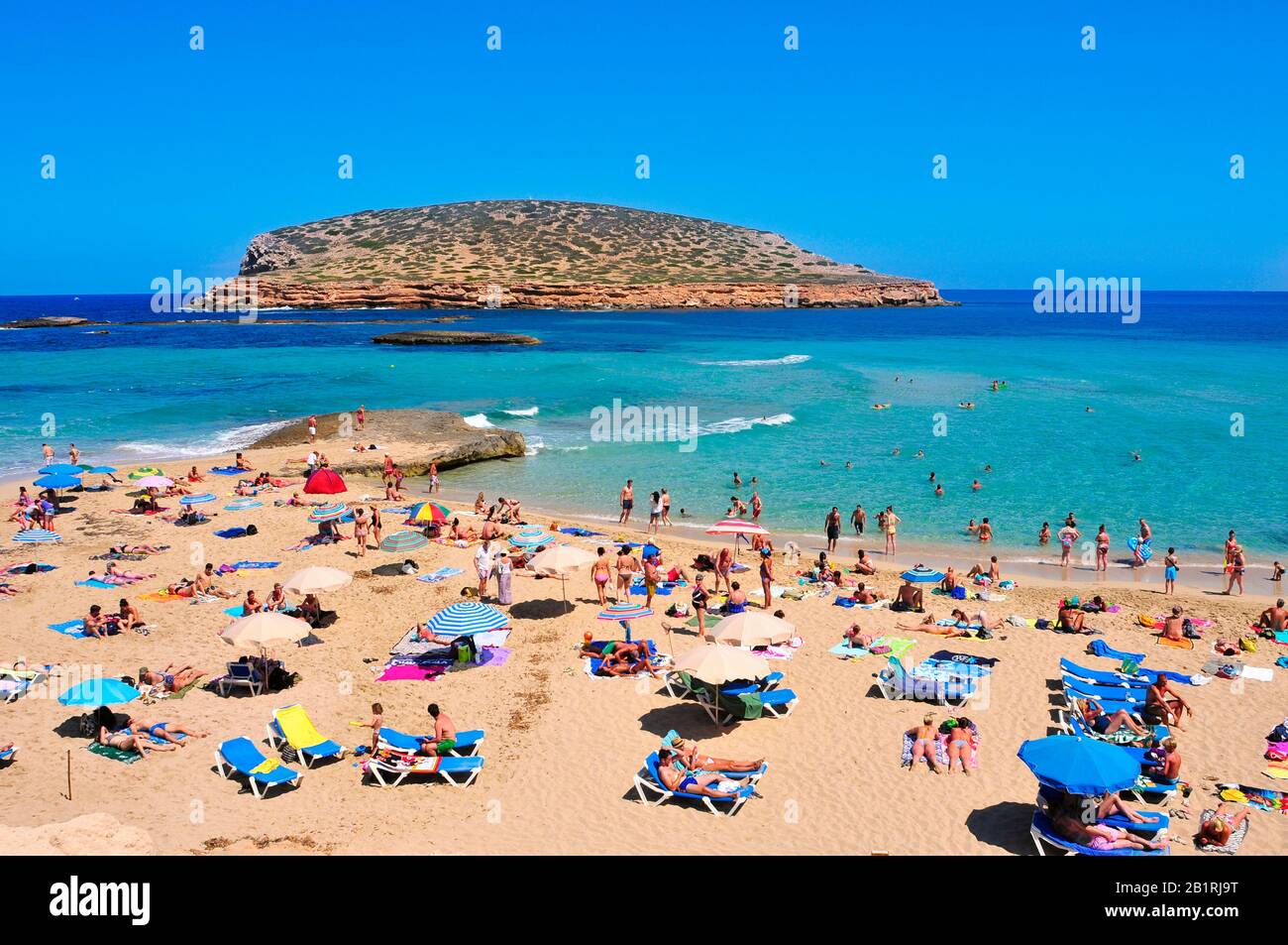 San ANTONIO, SPAGNA - 15 GIUGNO: Bagnanti alla spiaggia di Cala Conta il 15 giugno 2015, a San Antonio, nell'isola di Ibiza, Spagna. Ibiza è un'estate molto conosciuta Foto Stock