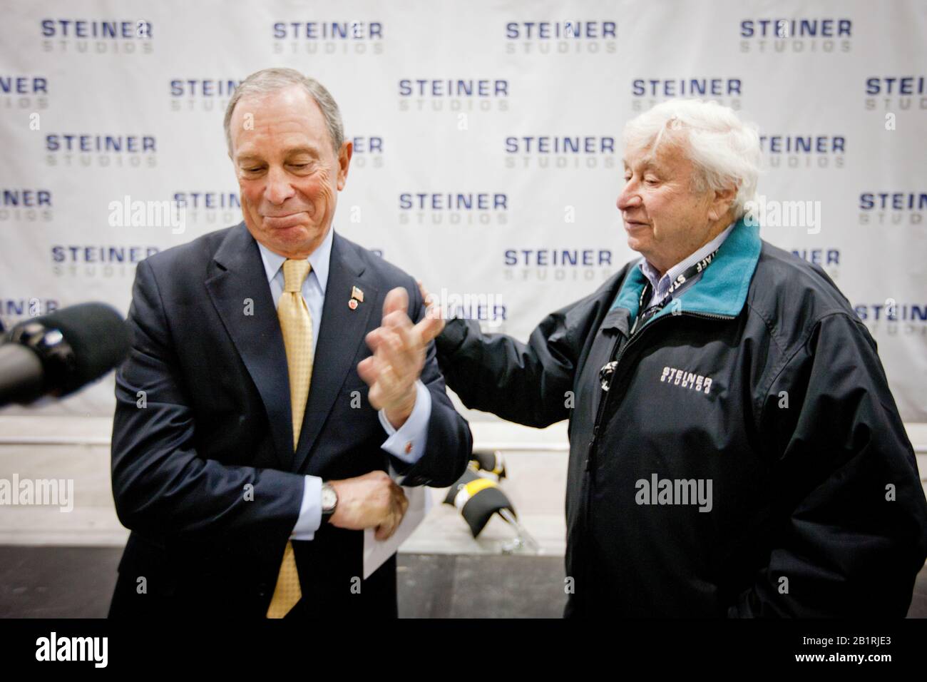 Il sindaco di New York Michael J. Bloomberg insieme a David Steiner all'apertura dei nuovi Steiner Studios a Brooklyn Navy Yard. New York ha sempre avuto una fiorente industria cinematografica, ma in forte competizione con le città della costa occidentale e del Canada. Foto Stock