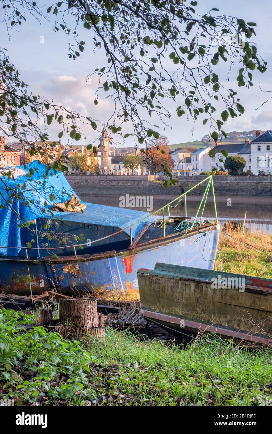 Barche ormeggiate sulle rive del fiume Taw a Barnstaple, North Devon, Regno Unito Foto Stock