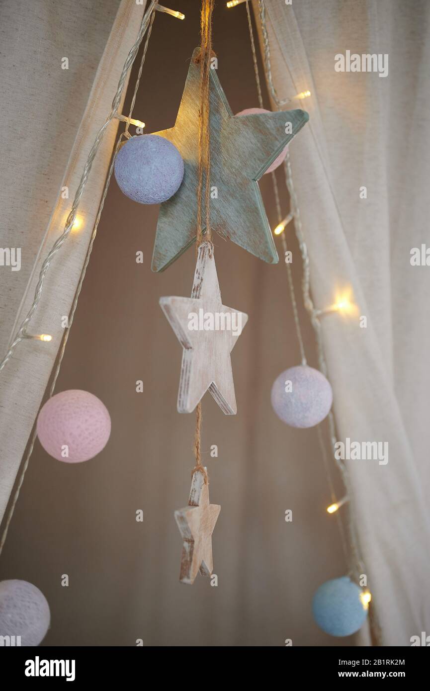 Le stelle e la palla si aggrappano alla camera dei bambini con vista macro da vicino Foto Stock