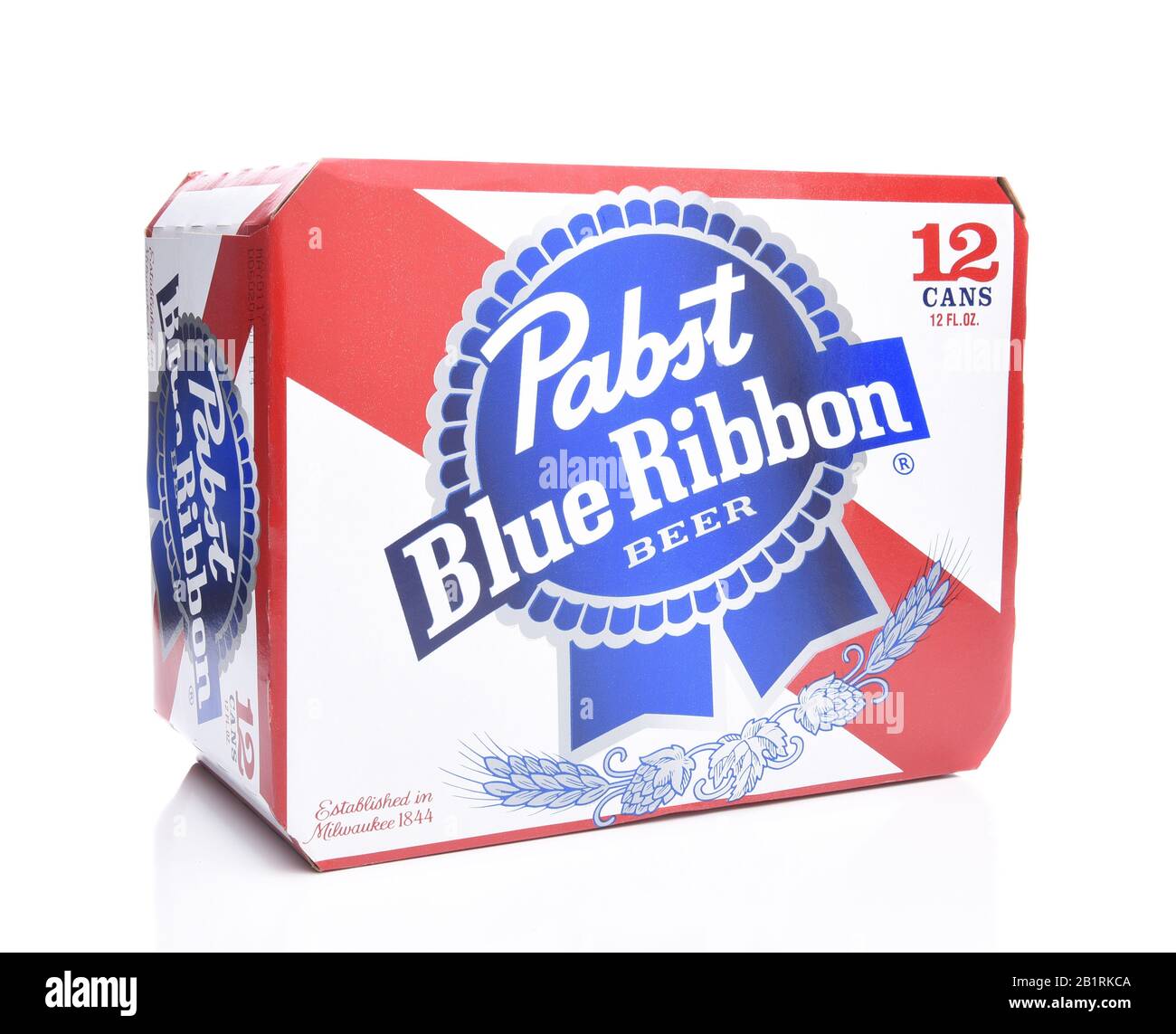 Irvine, CALIFORNIA - 16 MARZO 2017: Birra a nastro blu Pabst. Dodici confezioni di lattine del marchio americano introdotte nel 1884 a Milwaukee, con sede attualmente i Foto Stock