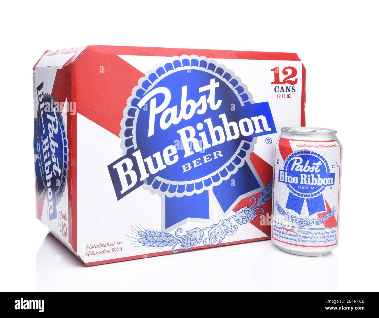 Irvine, CALIFORNIA - 16 MARZO 2017: Birra a nastro blu Pabst. Dodici confezioni di lattine del marchio americano introdotte nel 1884 a Milwaukee, con sede attualmente i Foto Stock