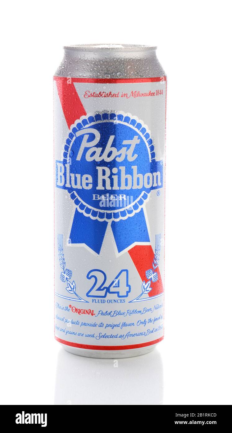 Irvine, California - 15 GENNAIO 2015: Una lattina di birra a nastro blu Pabst da 24 once. Fondata a Milwaukee nel 1844, il nome deriva dai nastri blu legati a Foto Stock