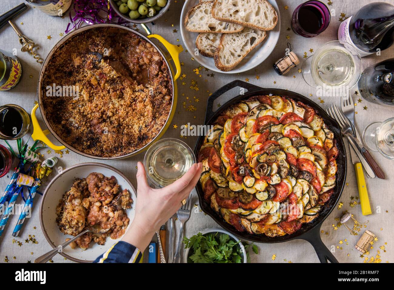 Festa di Capodanno con cena con Cassoulet e Ratatouille Foto Stock