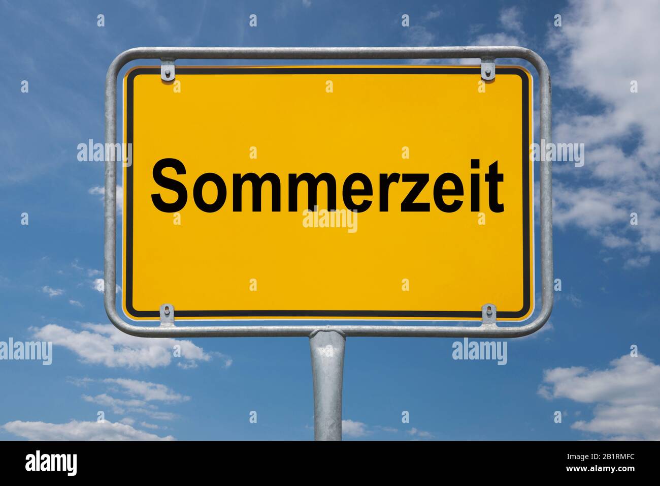 Iscrizione Sommerzeit (estate) su un cartello stradale, luogo-nome segno Germania, inizio della città Foto Stock