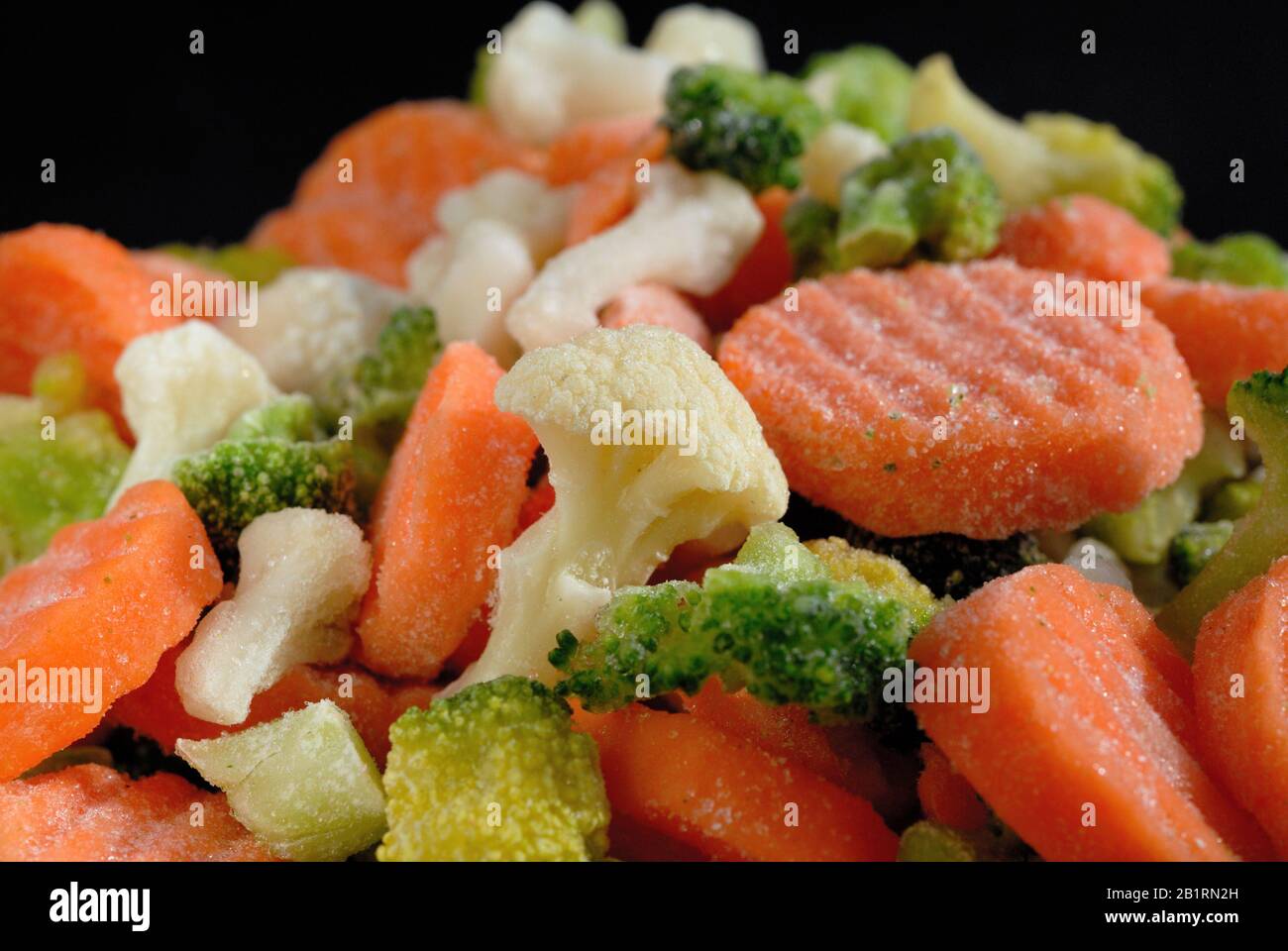 Set congelato di verdure tritate con broccoli, cavolfiore, carote, garofano di asparagi. Profondità di campo bassa Foto Stock