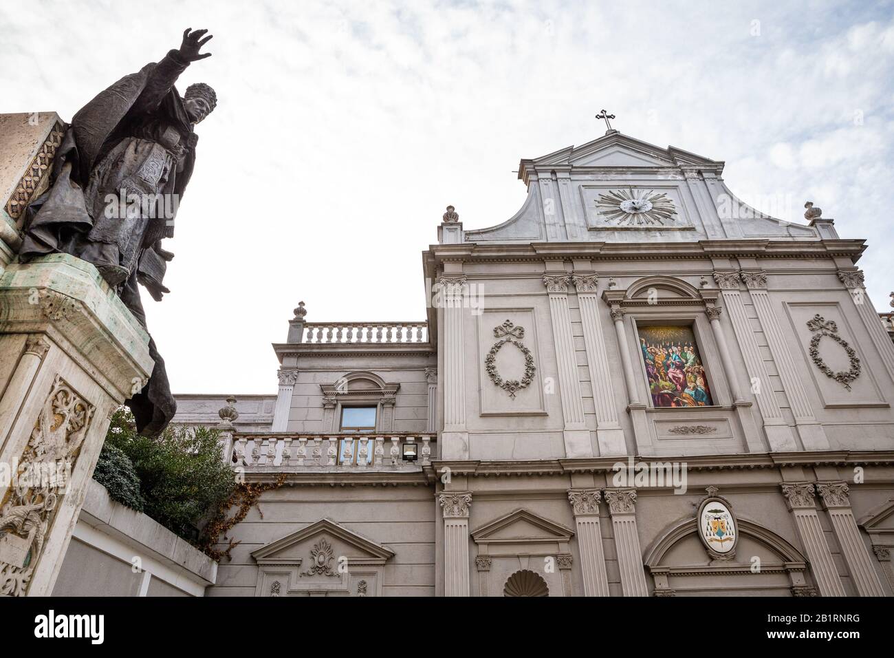 La vista esterna della Cattedrale dello Spirito Santo, conosciuta anche come Cattedrale di San Esprit, è una delle principali chiese cattoliche di Sisli, Istanbul Foto Stock