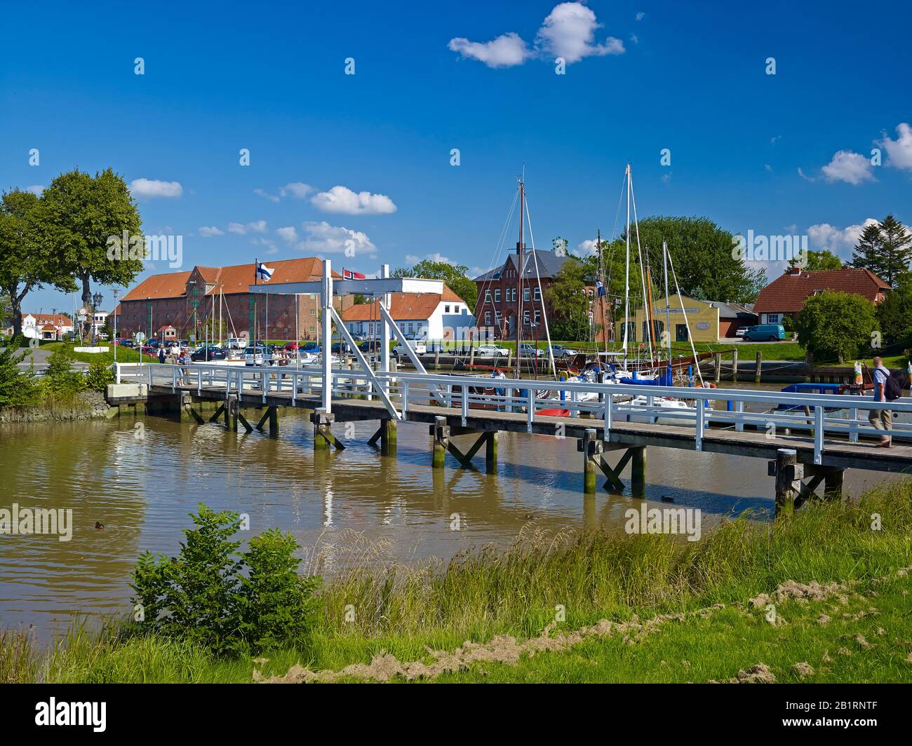 Porto con ponte e casa d'imballaggio a Tönning, Nord Frisia, Schleswig-Holstein, Germania, Foto Stock