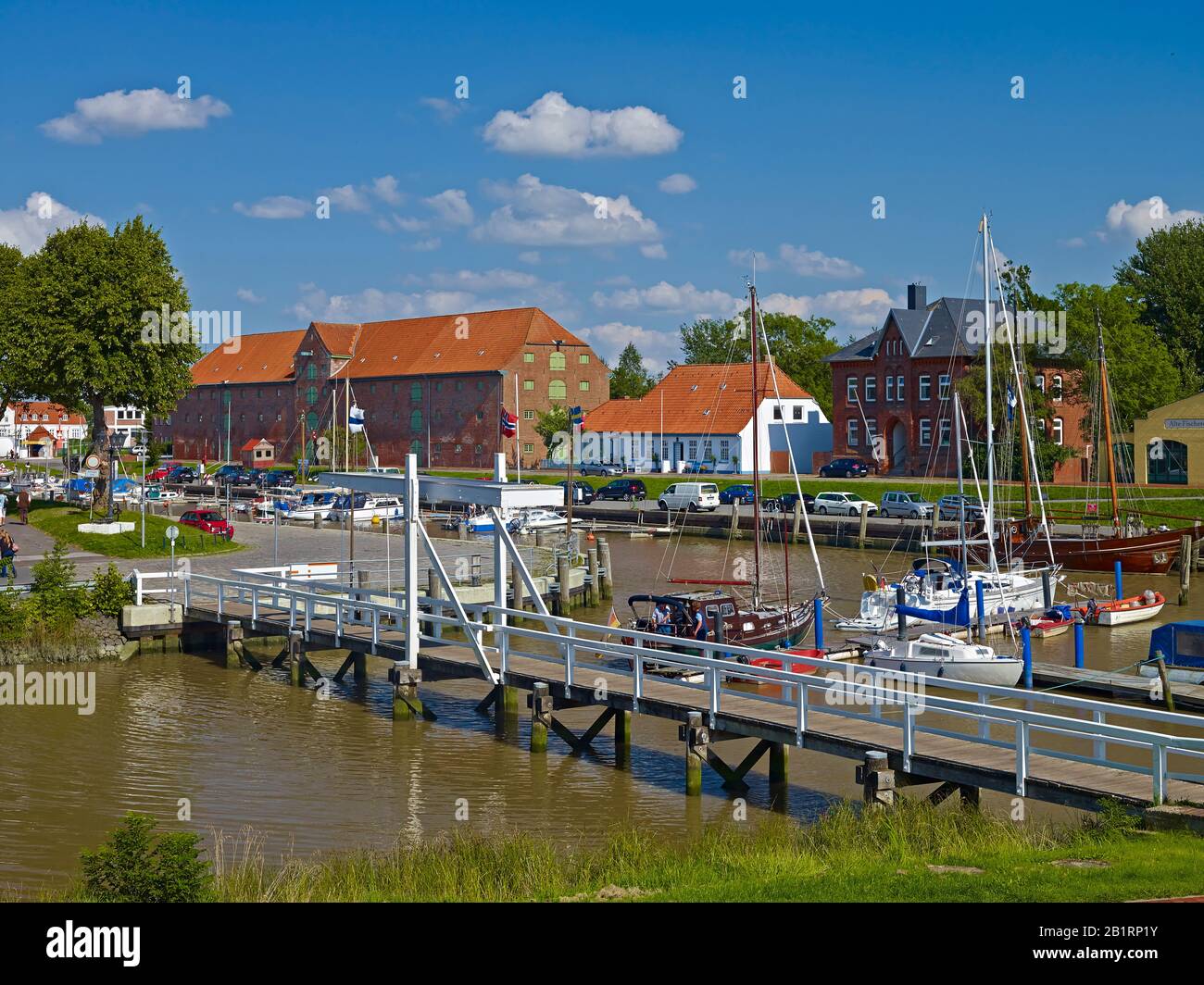 Porto con ponte e casa d'imballaggio a Tönning, Nord Frisia, Schleswig-Holstein, Germania, Foto Stock