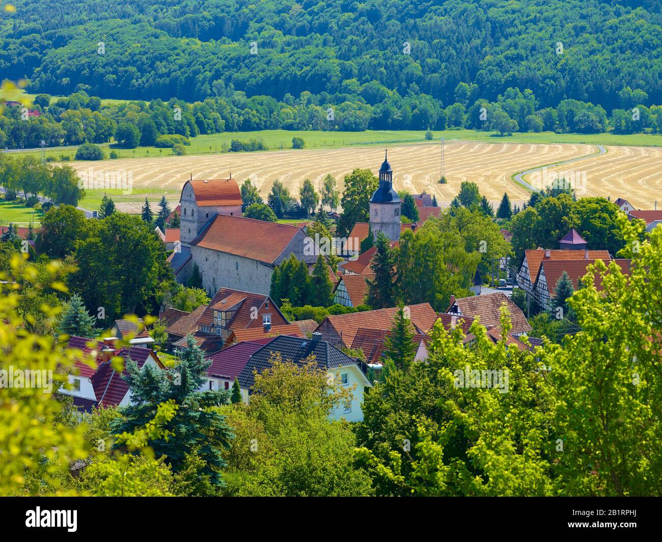 Vista di Rohr con chiesa fortificata di San Michele, distretto di Schmalkalden-Meiningen, Turingia, Germania, Foto Stock