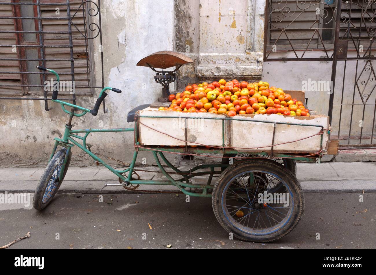 Triciclo con pomodori, l'Avana, Cuba, Caraibi, Foto Stock