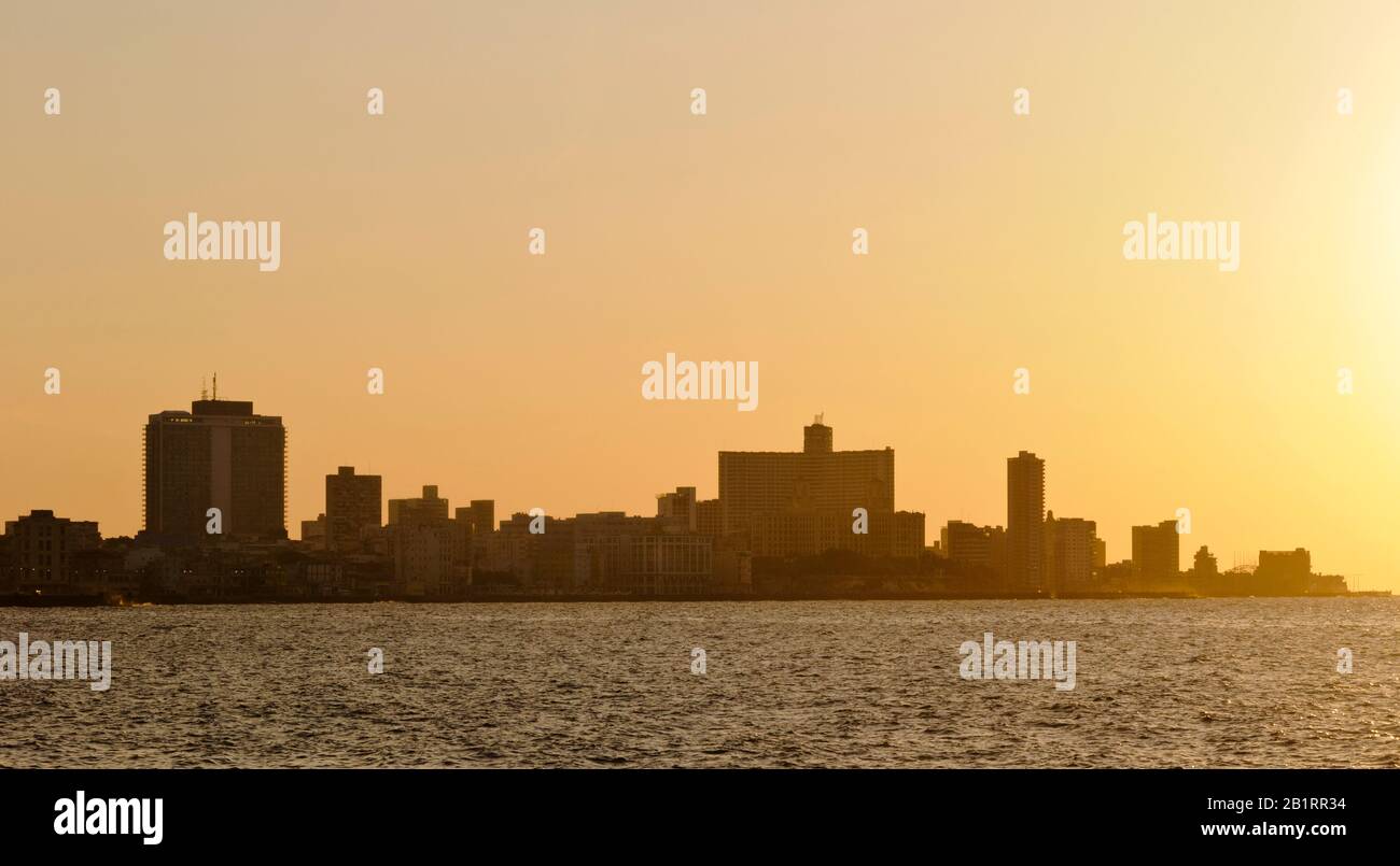 Havana, skyline al tramonto con FOCSA Building e Hotel Nacional, Cuba, Caraibi, Foto Stock
