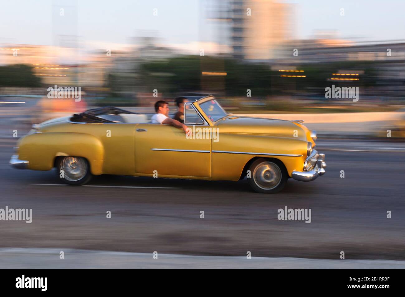 Auto gialla classica sul Malecon, l'Avana, Cuba, Caraibi, Foto Stock