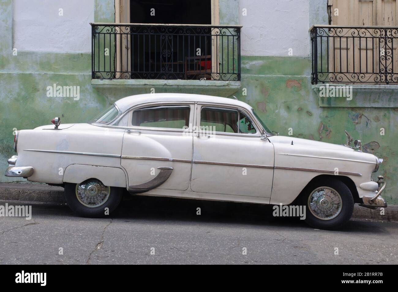Auto d'epoca bianca, Santiago de Cuba, Cuba, Caraibi, Foto Stock