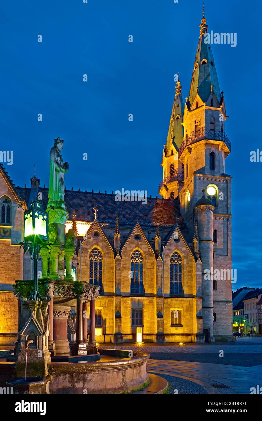 Heinrichsbunnen e la chiesa parrocchiale di S. Marien nella piazza del mercato di Meiningen, Turingia, Germania, Foto Stock