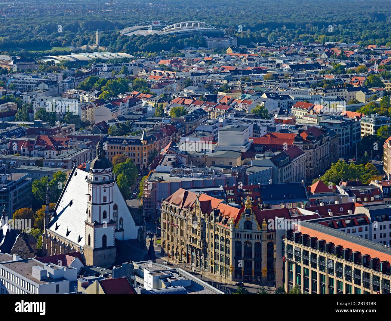 San Tommaso Chiesa e Red Bull Arena di Leipzig, in Sassonia, Germania Foto Stock