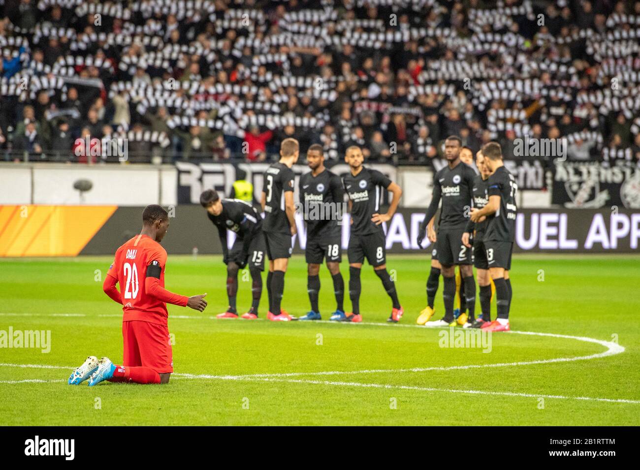 Hurricane Warning European League game FC Salzburg-Eintracht Francoforte cancellato! Archivio foto: Patson DAKA (a sinistra, Salisburgo) prega prima del gioco, pregare, inginocchiarsi, inginocchiarsi, figura intera, calcio Europa League, turno intermedio, Eintracht Francoforte (F) - FC Salzburg (Salisburgo) 4: 1, il 20.02.2020 a Francoforte / Germania. å | utilizzo in tutto il mondo Foto Stock
