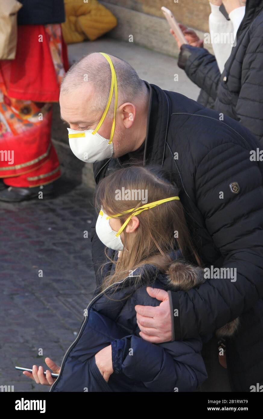 Roma, Italia. 27th Feb, 2020. Roma, Turisti con maschere nelle strade della città di Roma Nella Foto: Credit: Agenzia indipendente di Foto/Alamy Live News Foto Stock