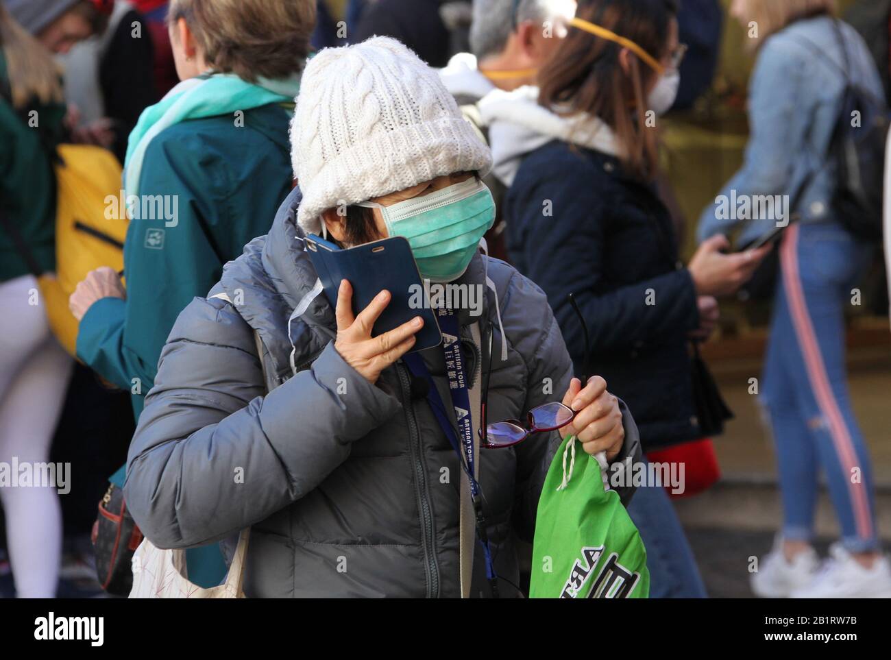 Roma, Italia. 27th Feb, 2020. Roma, Turisti con maschere nelle strade della città di Roma Nella Foto: Credit: Agenzia indipendente di Foto/Alamy Live News Foto Stock