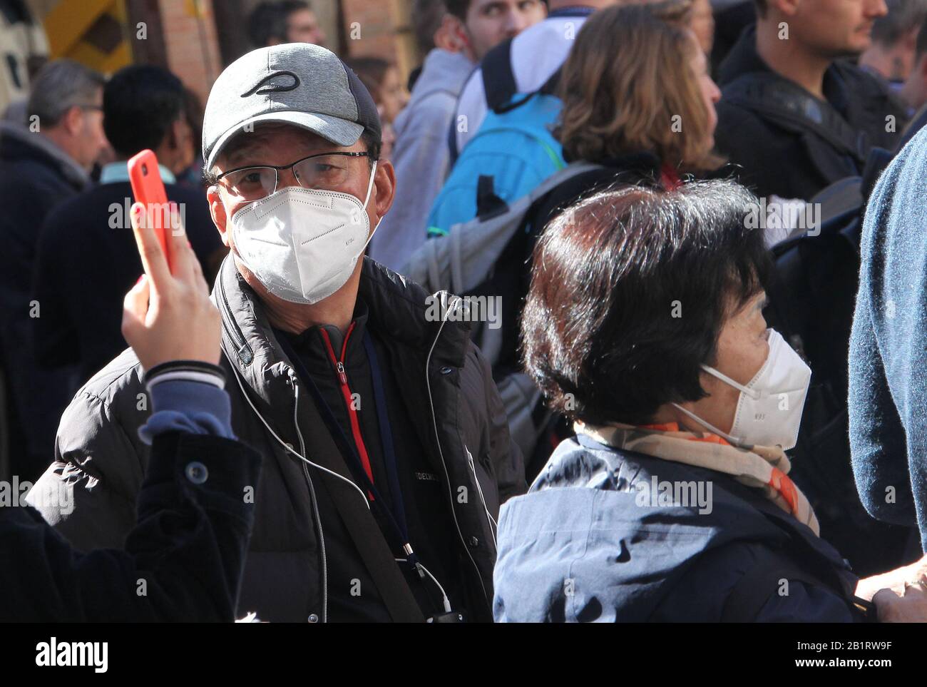 Roma, Italia. 27th Feb, 2020. Roma, Turisti con maschere nelle strade della città di Roma Nella Foto: Credit: Agenzia indipendente di Foto/Alamy Live News Foto Stock