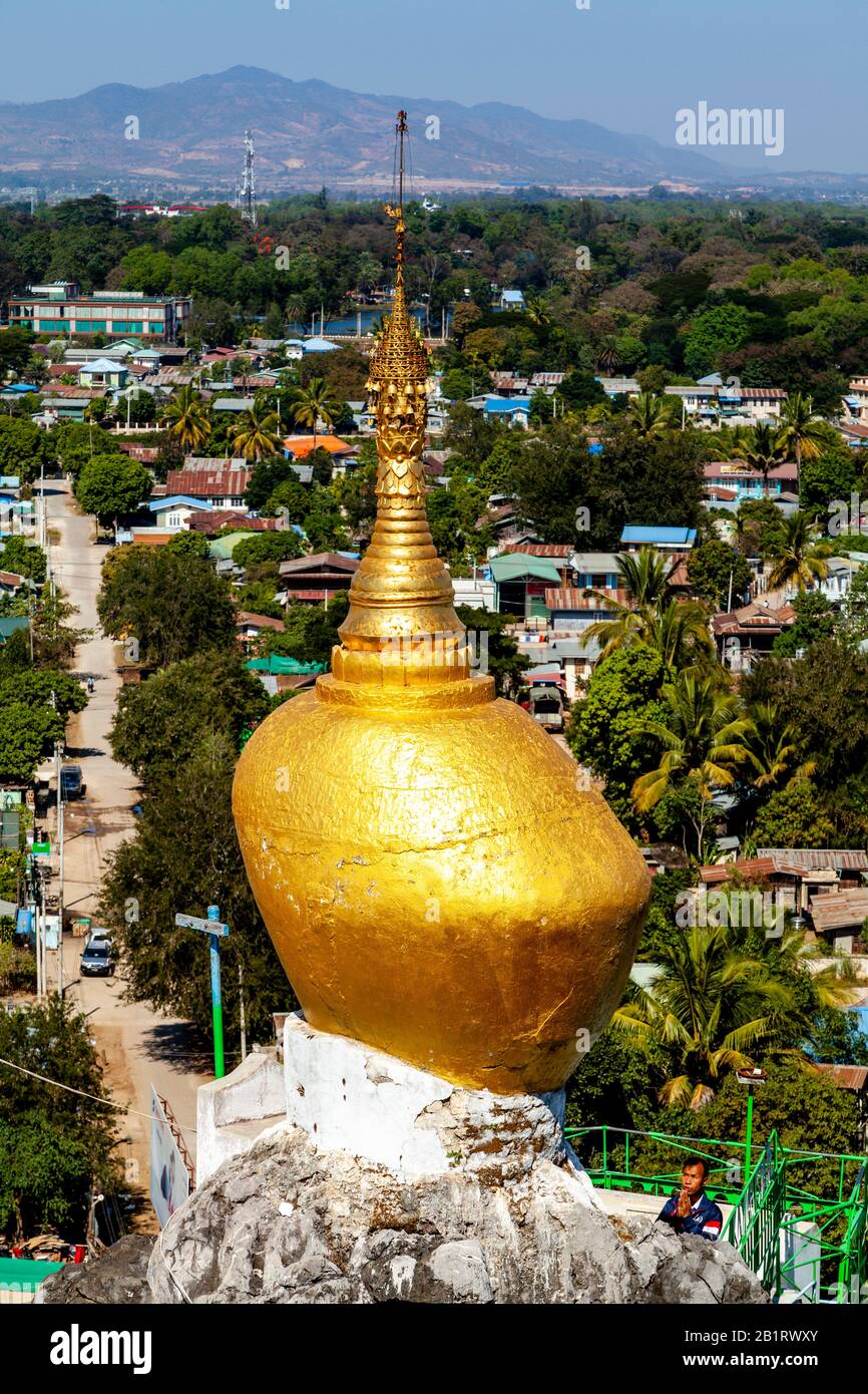 Un Uomo Prega Alla Pagoda Di Taung Kwe, Loikaw, Stato Di Kayah, Myanmar. Foto Stock