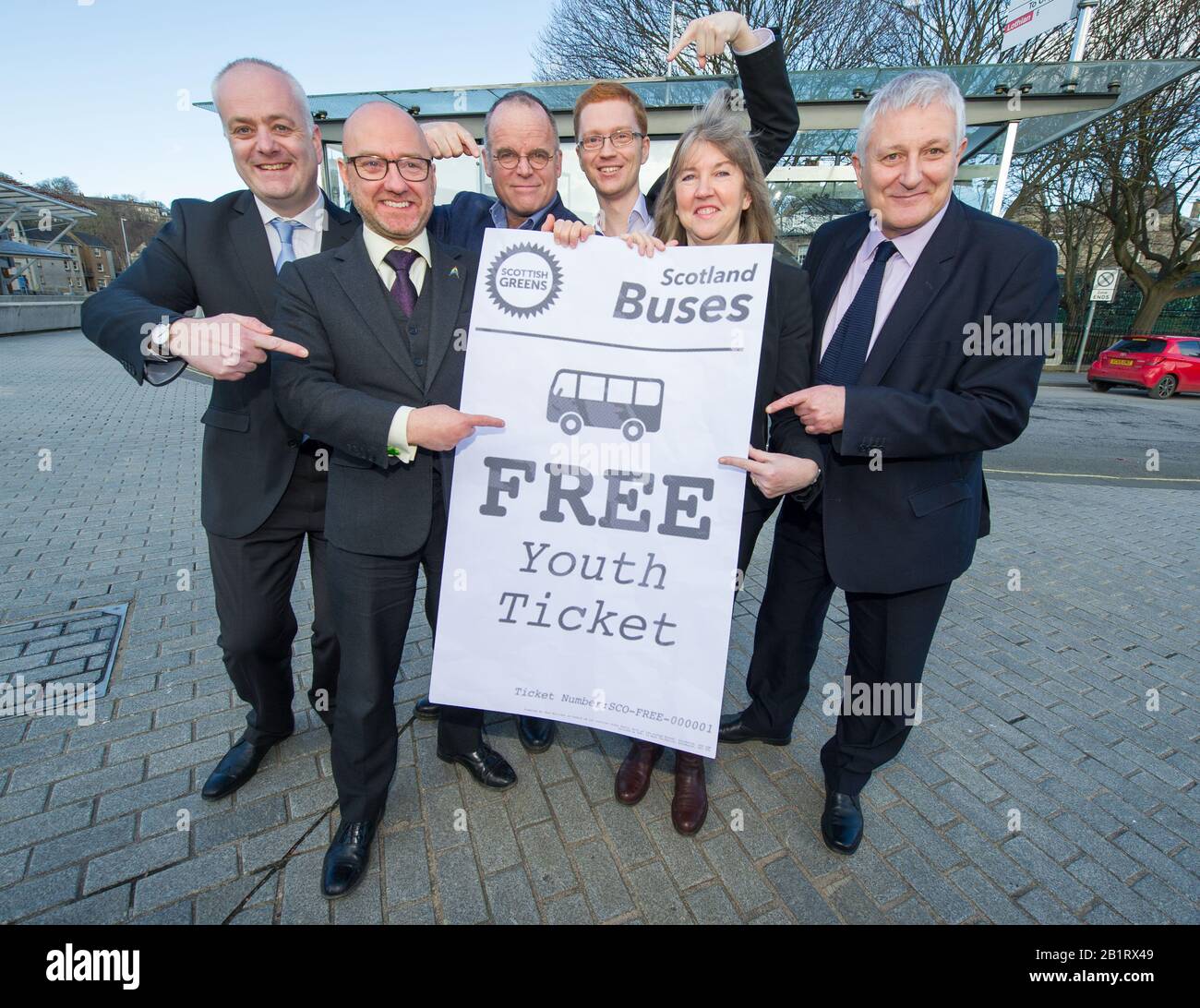Edimburgo, Regno Unito. 27 Febbraio 2020. Nella foto: (L-R) Mark Ruskell MSP; Patrick Harvie MSP; Andy Wightman MSP; Ross Greer map; Alison Johnstone MSP; John Finnie MSP. In vista del dibattito sul bilancio di questo pomeriggio, i Co-Leader del Parlamento dei Verdi scozzesi, Alison Johnstone MSP e Patrick Harvie MSP insieme al gruppo Green MSP, faranno tappa a una fotocellula al di fuori del Parlamento scozzese per celebrare il loro viaggio gratuito in autobus per la vittoria di bilancio di meno di 19s. Ieri i Verdi scozzesi hanno annunciato che era stato raggiunto un accordo sul libero viaggio in autobus, più denaro per i consigli, più risorse per la sicurezza della comunità e un addit Foto Stock
