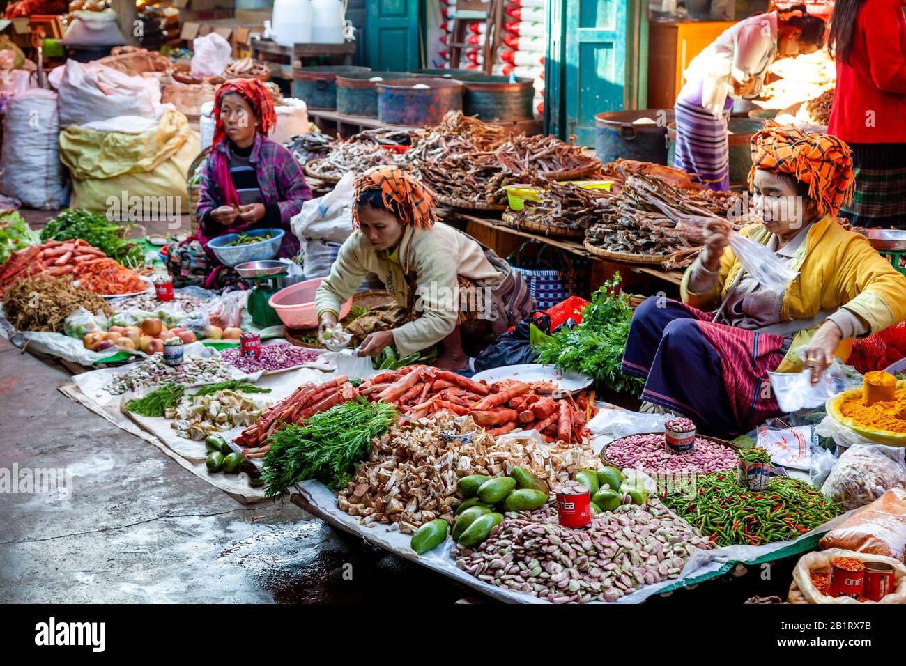 Donne Del Gruppo Etnico Di Pa O Che Vende Fagioli E Verdure Al Mercato Di Mingalar, Loikaw, Stato Di Kayah, Myanmar. Foto Stock