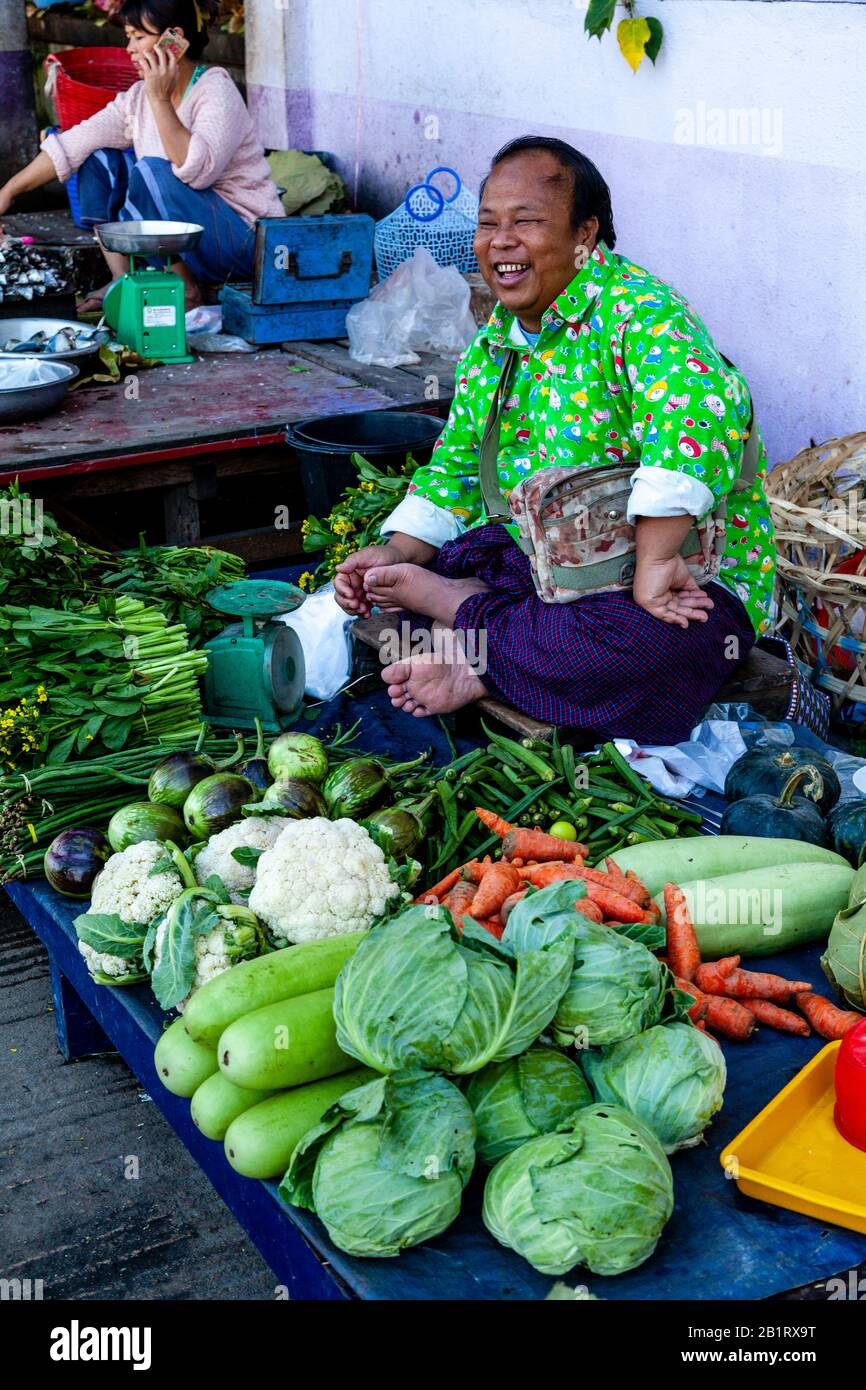 Un Uomo Locale Vende Verdure Fresche Al Mercato Centrale, Loikaw, Kayah Stato, Myanmar. Foto Stock