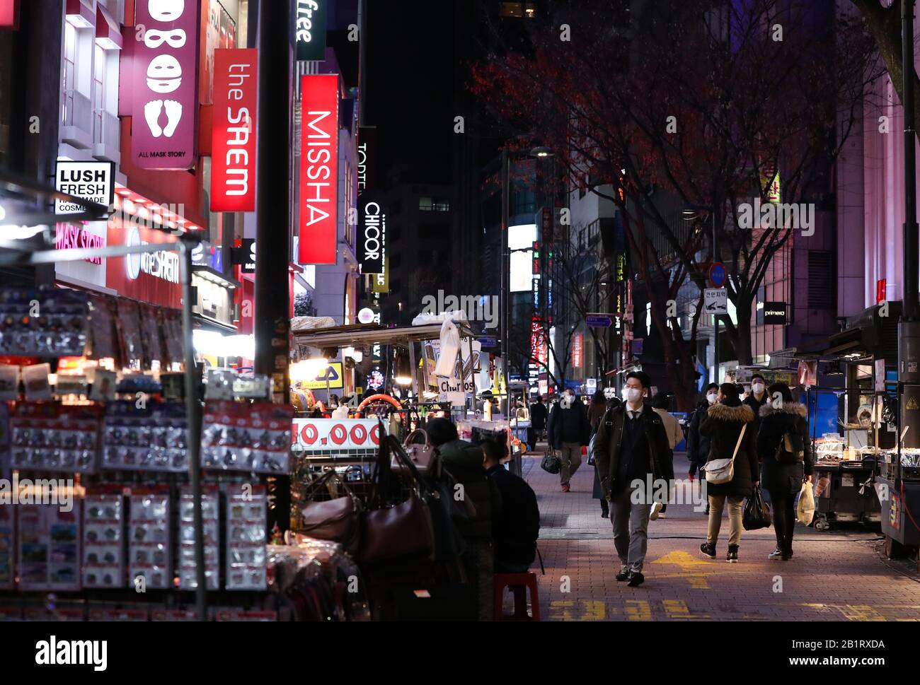 Seoul, Corea Del Sud. 27th Feb, 2020. La gente visita i centri commerciali di Myeongdong a Seoul, Corea del Sud, 27 febbraio 2020. La Corea del Sud ha confermato 505 altri casi del COVID-19 giovedì, aumentando il numero totale di infezioni a 1.766, e il numero dei decessi è salito a 13. Credito: Wang Jingqiang/Xinhua/Alamy Live News Foto Stock