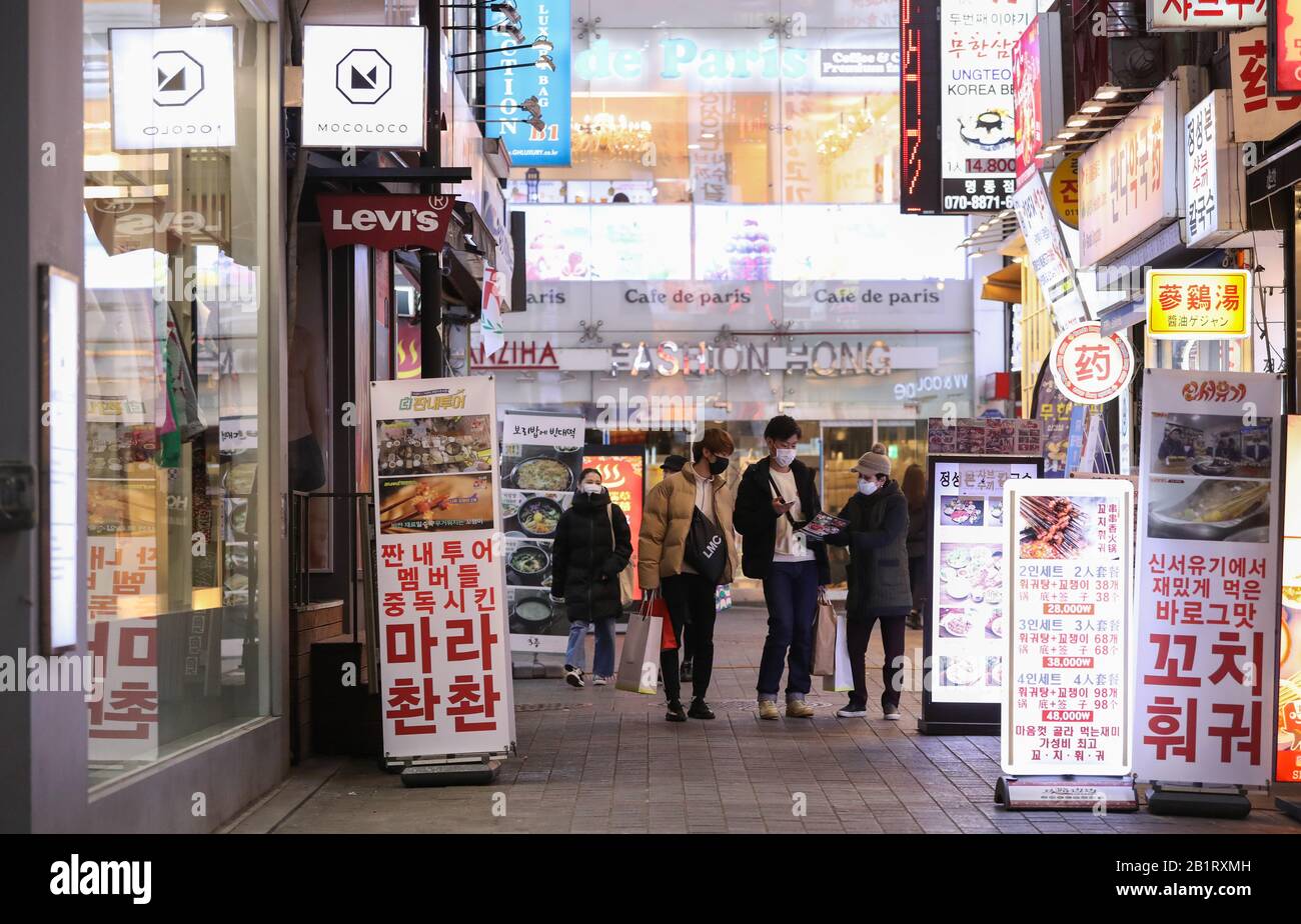 Seoul, Corea Del Sud. 27th Feb, 2020. La gente visita i centri commerciali di Myeongdong a Seoul, Corea del Sud, 27 febbraio 2020. La Corea del Sud ha confermato 505 altri casi del COVID-19 giovedì, aumentando il numero totale di infezioni a 1.766, e il numero dei decessi è salito a 13. Credito: Wang Jingqiang/Xinhua/Alamy Live News Foto Stock