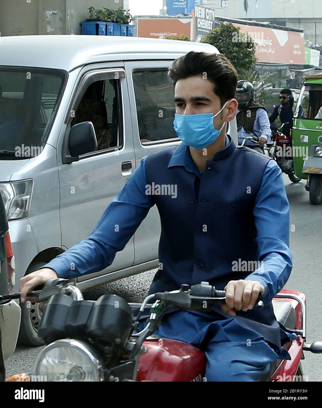 Rawalpindi, Pakistan. 27th Feb, 2020. Un uomo che indossa la maschera facciale fa una moto a Rawalpindi, Pakistan, 27 febbraio 2020. Due casi di COVID-19 sono stati confermati in Pakistan, Assistente speciale al primo Ministro della Salute Zafar Mirza ha detto in tweet mercoledì sera, aggiungendo che entrambi i pazienti sono in condizioni stabili. Credit: Ahmad Kamal/Xinhua/Alamy Live News Foto Stock