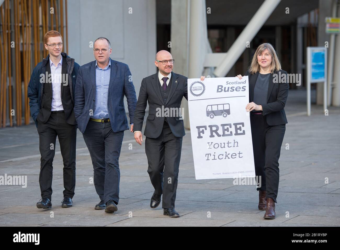 Edimburgo, Regno Unito. 27 Febbraio 2020. Nella foto: (L-R) Ross Greer MSP; Andy Wightman MSP; Patrick Harvie MSP; Alison Johnstone MSP. In vista del dibattito sul bilancio di questo pomeriggio, i Co-Leader del Parlamento dei Verdi scozzesi, Alison Johnstone MSP e Patrick Harvie MSP insieme al gruppo Green MSP, faranno tappa a una fotocellula al di fuori del Parlamento scozzese per celebrare il loro viaggio gratuito in autobus per la vittoria di bilancio di meno di 19s. Ieri i Verdi scozzesi hanno annunciato che era stato raggiunto un accordo sul libero viaggio in autobus, più denaro per i consigli, più risorse per la sicurezza comunitaria e un pacchetto aggiuntivo di 45 milioni di £da affrontare Foto Stock