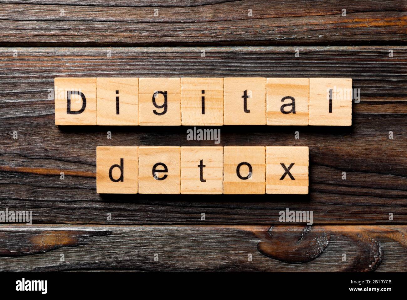 Digital Detox parola scritta sul blocco di legno. Digital Detox testo sul tavolo, concetto. Foto Stock