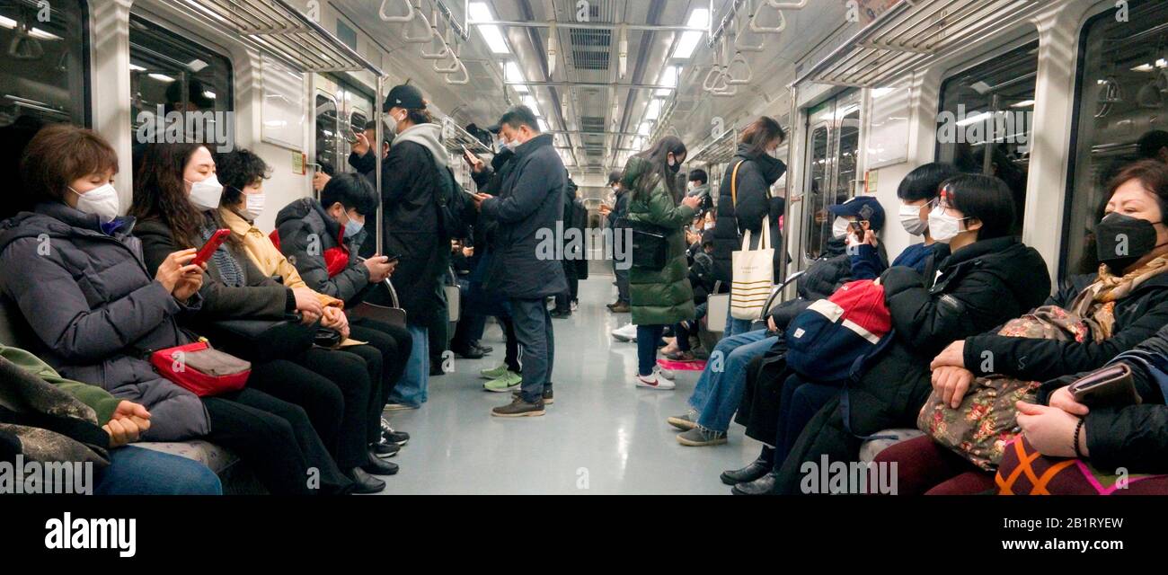 Seoul, Corea Del Sud. 27th Feb 2020. Diffusione del COVID-19, Feb 27, 2020 : Le Persone indossano maschere in una metropolitana a Seoul, Corea del Sud. I Centri coreani per il controllo e la prevenzione Delle Malattie (KCDC) hanno riferito giovedì ulteriori 505 casi di coronavirus, portando il totale a 1.766 casi e 13 decessi. Le autorità sanitarie della Corea del Sud si sono focalizzate sull'interruzione della diffusione del COVID-19 nella provincia di Daegu e di North Gyeongsang. Credit: Aflo Co. Ltd./Alamy Live News Foto Stock