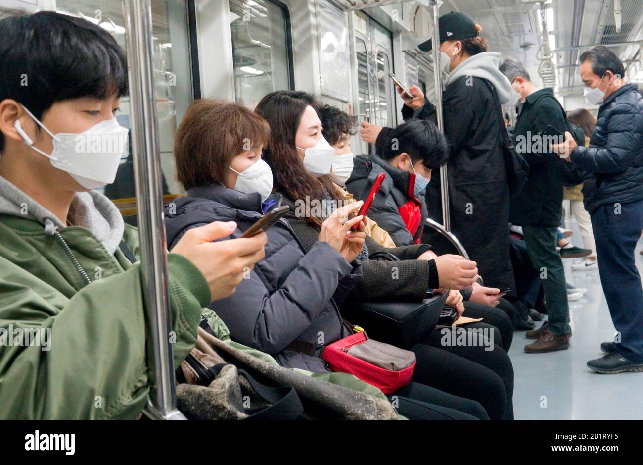 Seoul, Corea Del Sud. 27th Feb 2020. Diffusione del COVID-19, Feb 27, 2020 : Le Persone indossano maschere in una metropolitana a Seoul, Corea del Sud. I Centri coreani per il controllo e la prevenzione Delle Malattie (KCDC) hanno riferito giovedì ulteriori 505 casi di coronavirus, portando il totale a 1.766 casi e 13 decessi. Le autorità sanitarie della Corea del Sud si sono focalizzate sull'interruzione della diffusione del COVID-19 nella provincia di Daegu e di North Gyeongsang. Credit: Aflo Co. Ltd./Alamy Live News Foto Stock