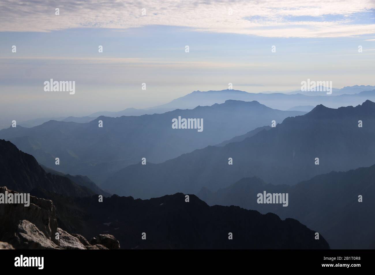 Vista mattutina dal passo di Detriti (Monte Argentera), Alpi Matritore, Italia Foto Stock