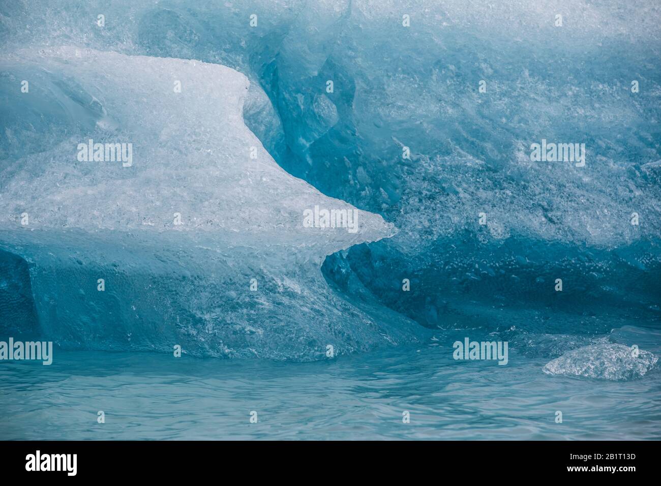Guardando all'interno del ghiaccio nel ghiacciaio con grandi colori Foto Stock